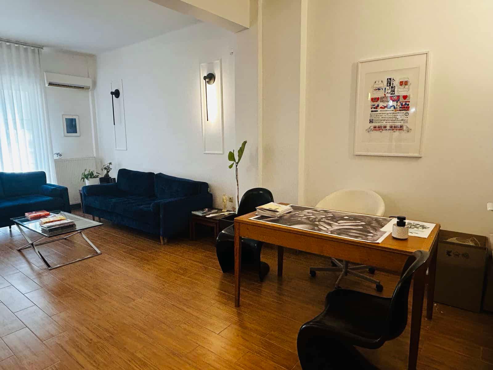 Ο χώρος της υποδοχής του ιατρείου της Ερυθροπούλου Σοφίας Ο χώρος της υποδοχής του ιατρείου της Ερυθροπούλου Σοφίας